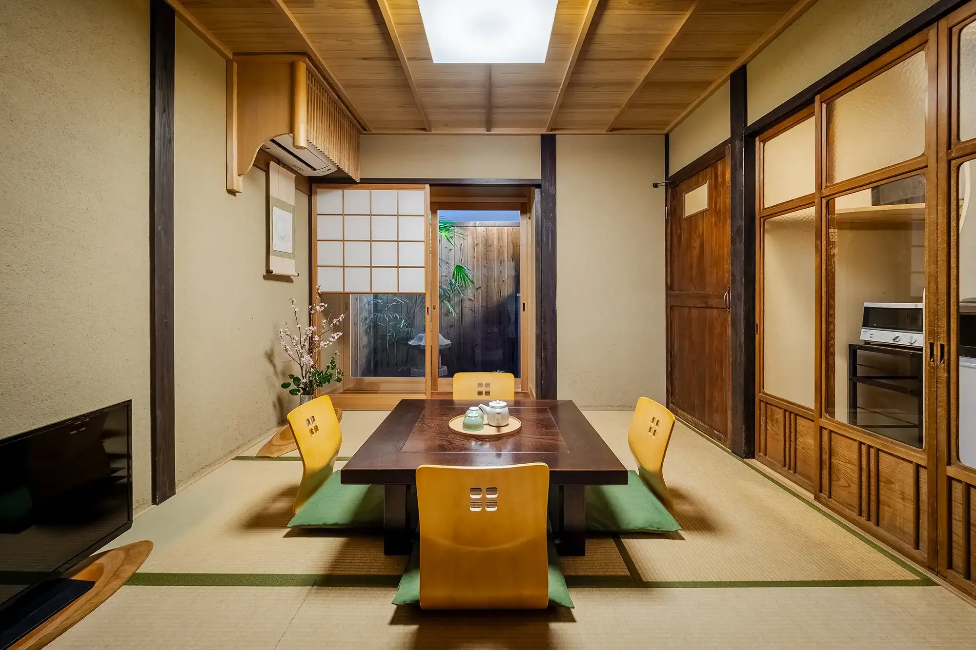 ’Nadeshiko Shirakawa’ — Kyoto townhouse holiday home